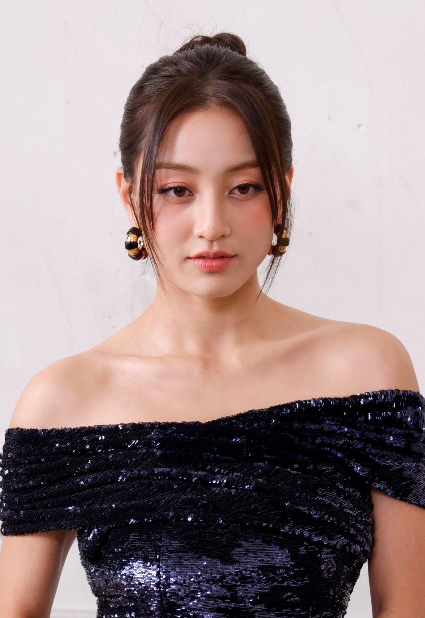 Recent activity shot of Jihyo (TWICE)
