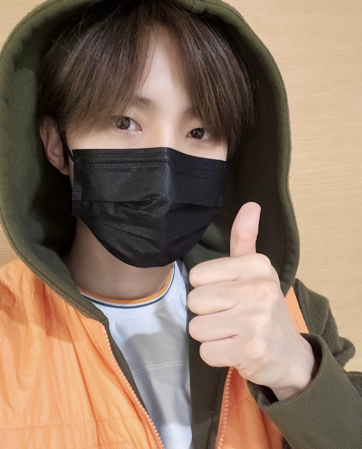 A moment captured by Hui (PENTAGON)'s fan