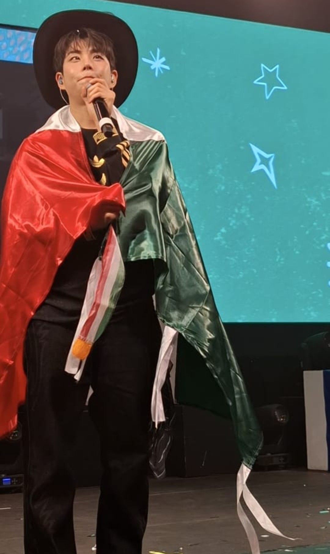 A moment captured by MJ (ASTRO)'s fan