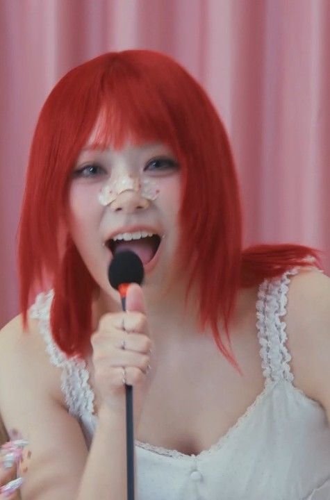 Behind-the-scenes cut of Siyeon (QWER)