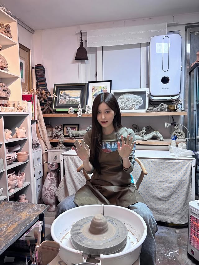 A moment captured by Kang Hyewon's fan