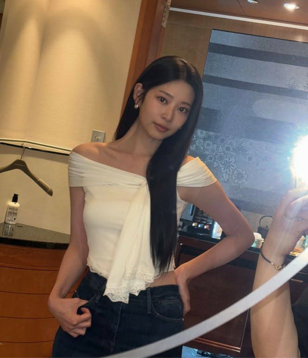 Behind-the-scenes cut of Kim Minju