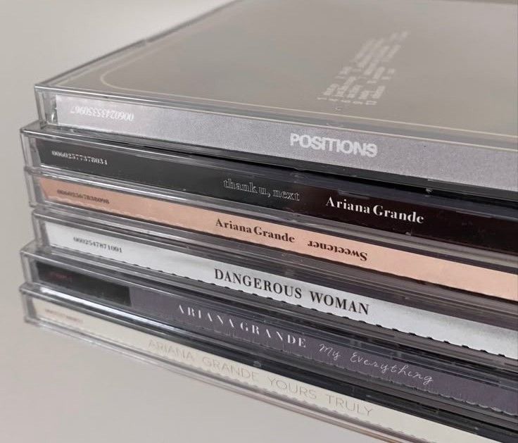Foto aktivitas terbaru Ariana Grande