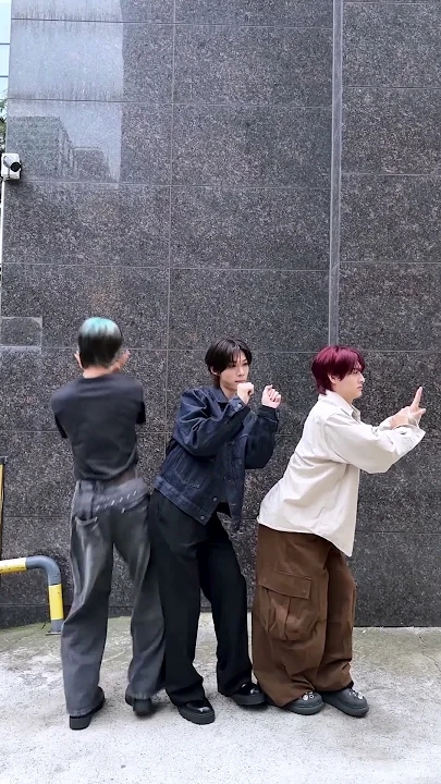 Behind-the-scenes cut of n.SSign