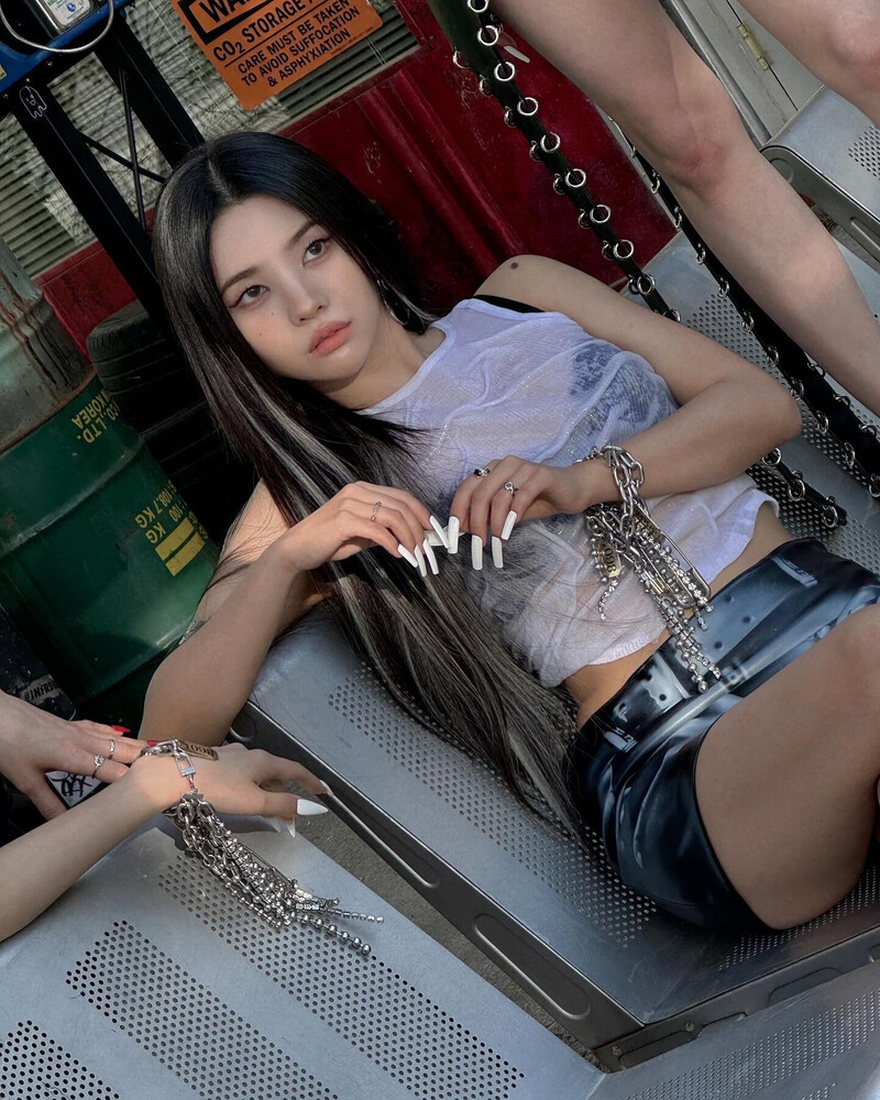 Behind-the-scenes cut of Soyeon (i-dle)