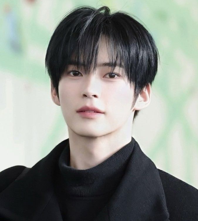 Foto aktivitas terbaru Sung Hanbin (ZEROBASEONE)