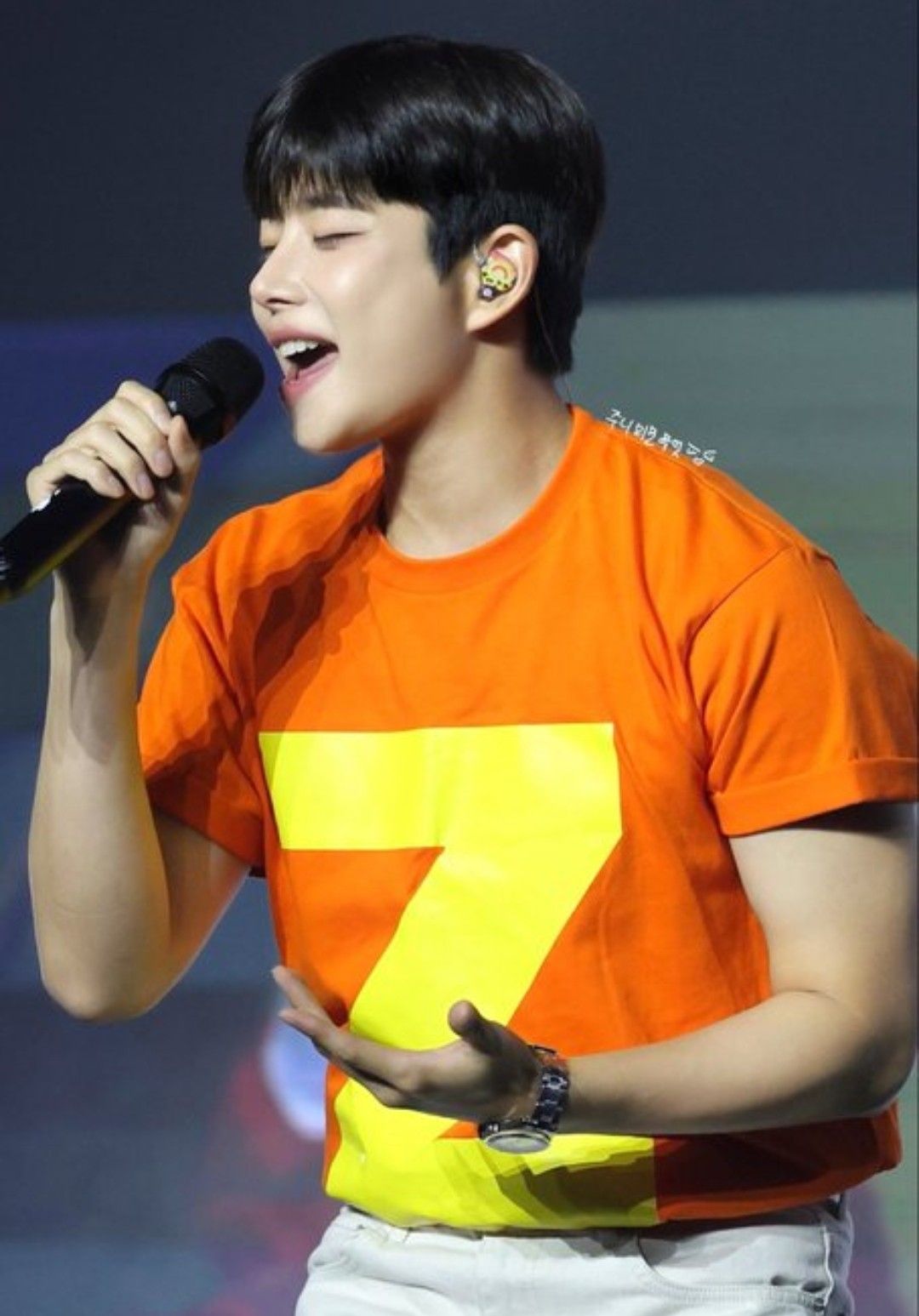 A moment captured by MJ (ASTRO)'s fan