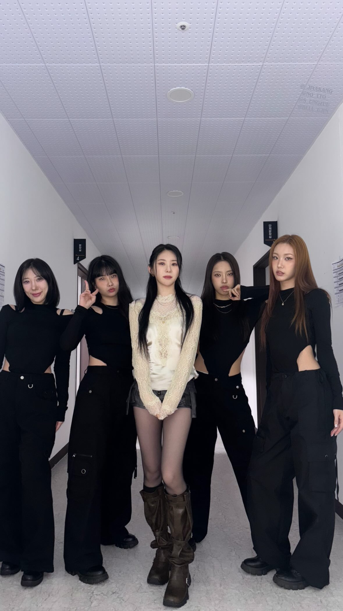 A moment captured by Lee Chaeyeon's fan