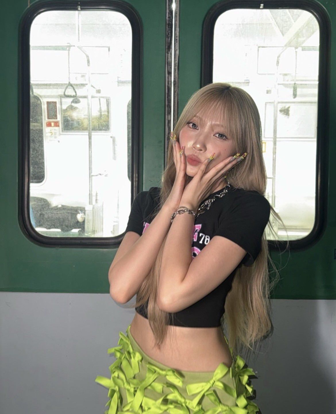 Behind-the-scenes cut of Mayuka (NiziU)