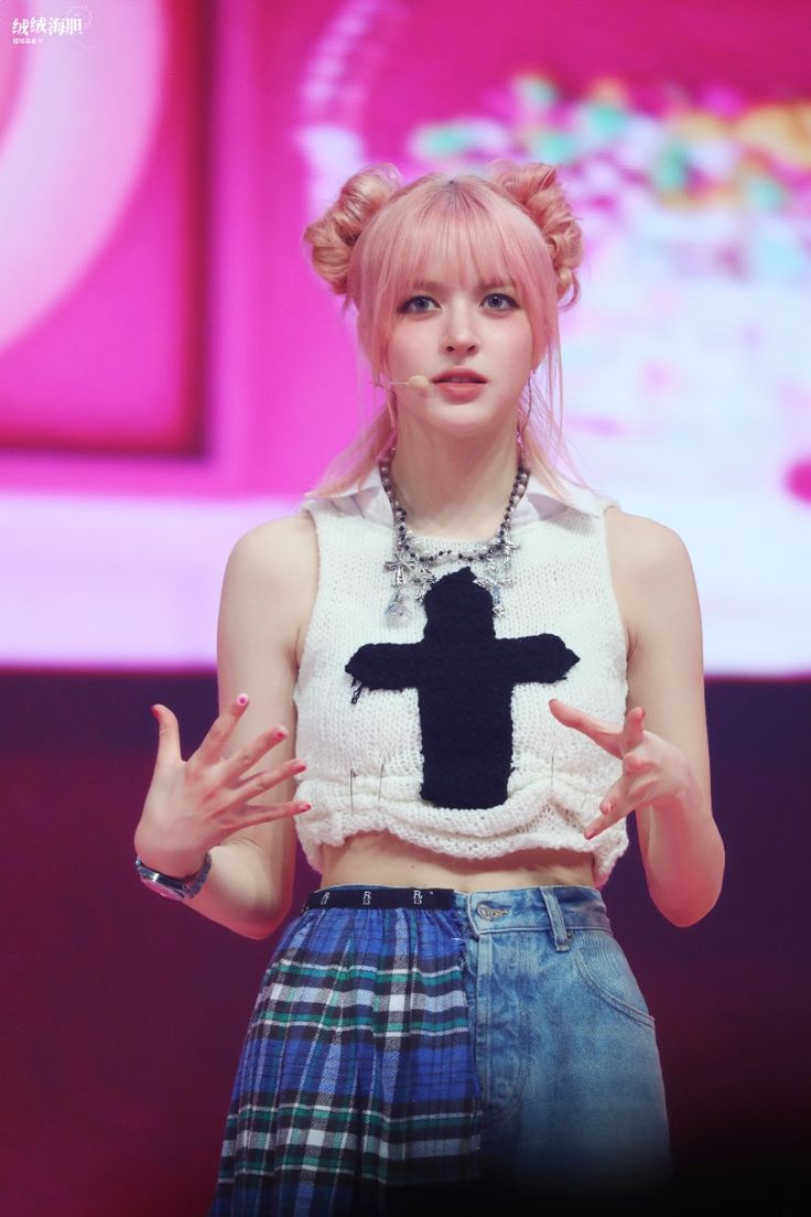 Latest photo of LILY (NMIXX)