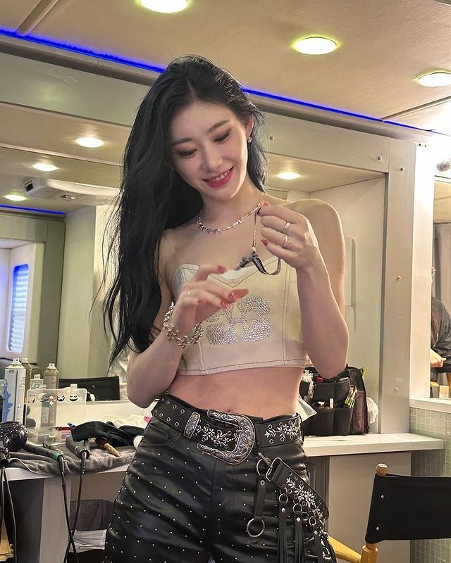 Behind-the-scenes cut of Chaeryeong (ITZY)