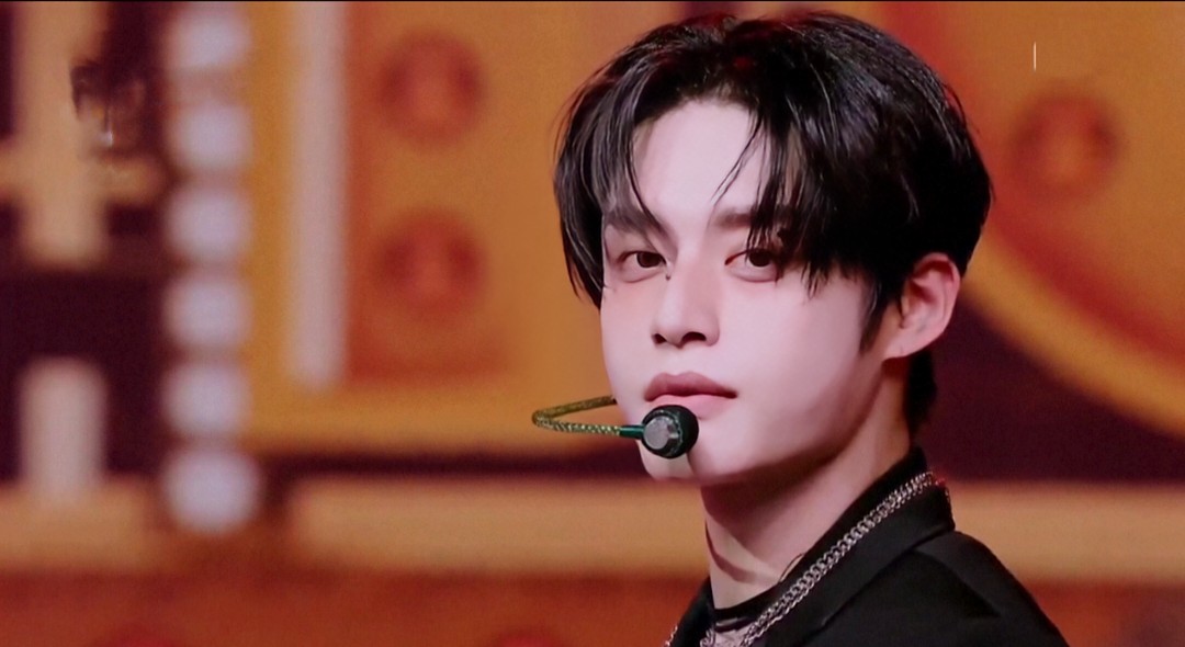 Behind-the-scenes cut of Kim Jiwoong (ZEROBASEONE)