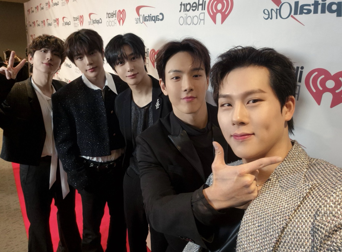 Today's hottest K-pop community feed