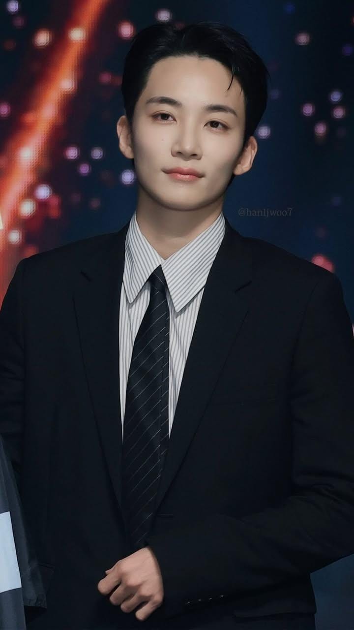 A moment captured by Jeonghan (SEVENTEEN)'s fan