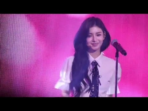 A moment captured by EVERGLOW's fan