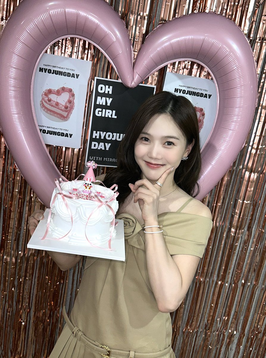 A moment captured by OH MY GIRL's fan