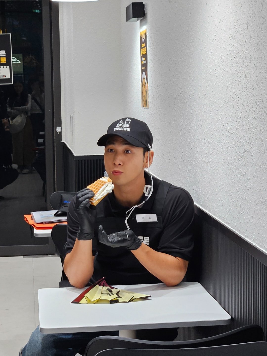 Behind-the-scenes cut of Baekho