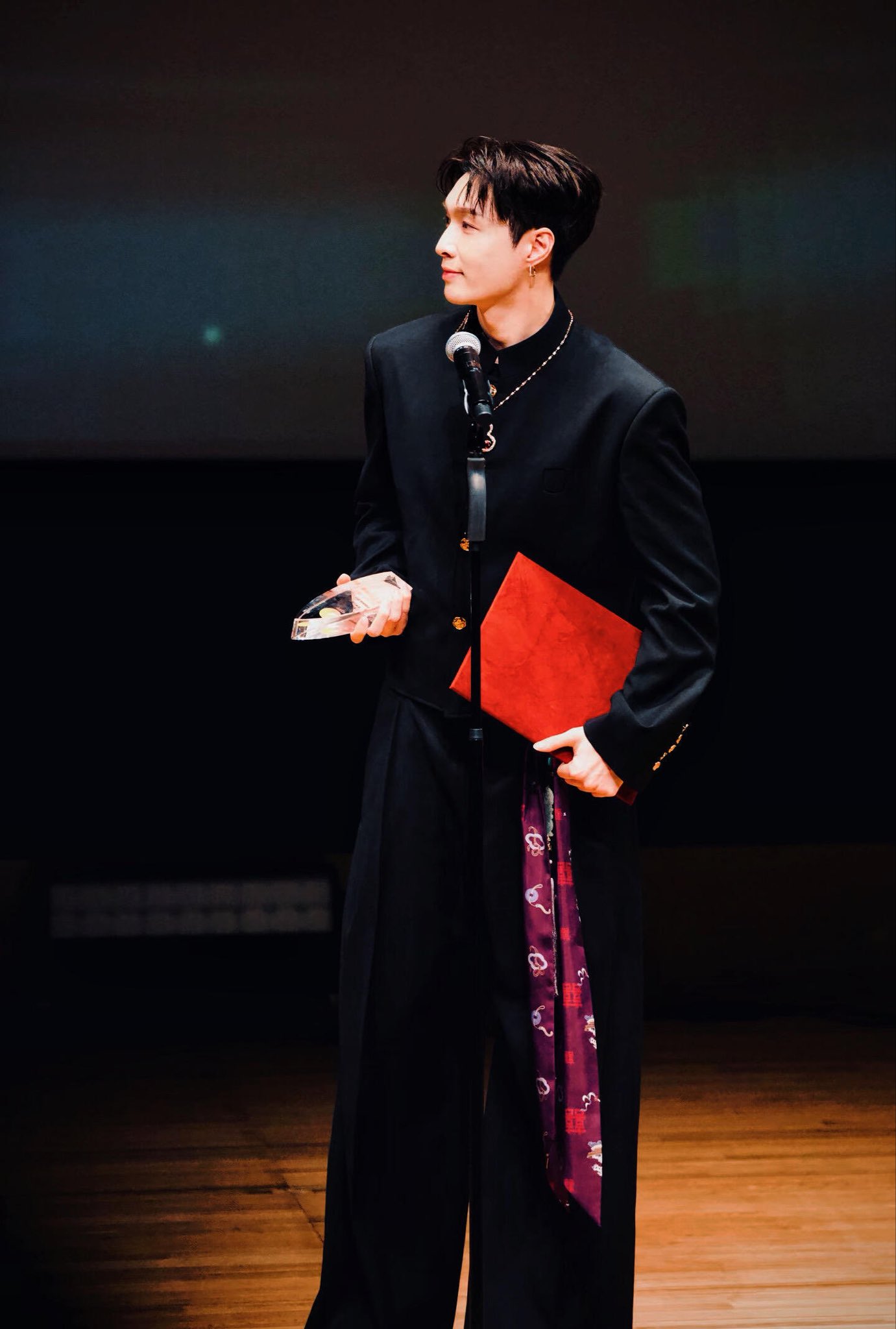 Behind-the-scenes cut of Lay (EXO)