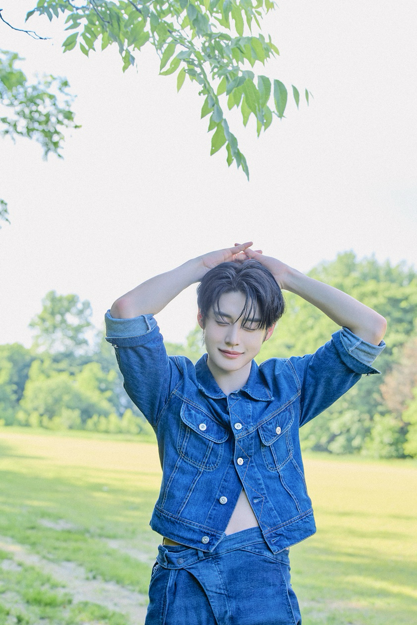 Behind-the-scenes cut of Kim Jiwoong (ZEROBASEONE)