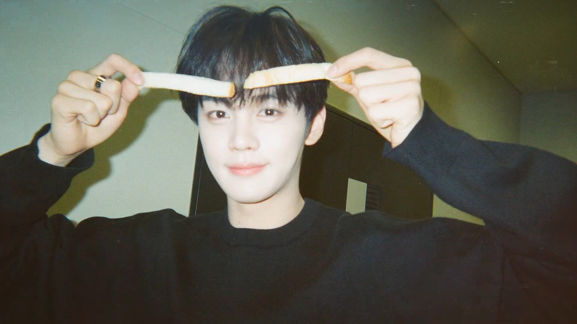 A moment captured by Kim Gyuvin (ZEROBASEONE)'s fan