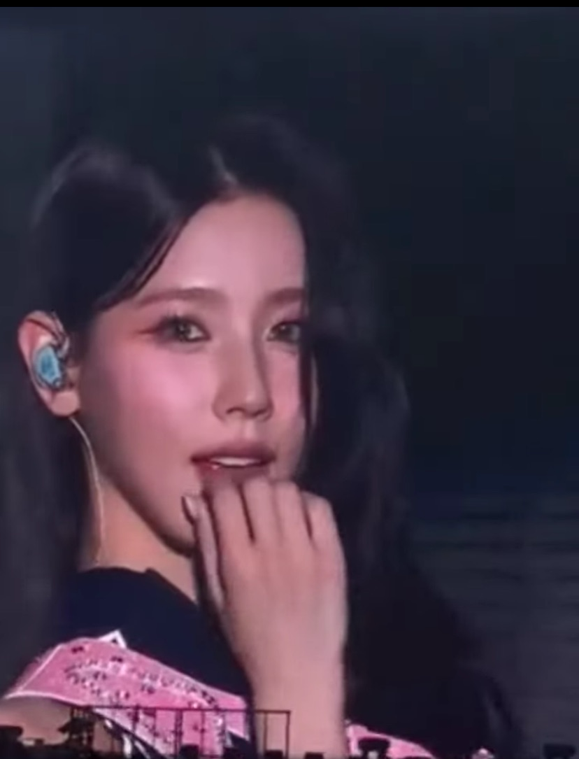 A moment captured by Miyeon (i-dle)'s fan