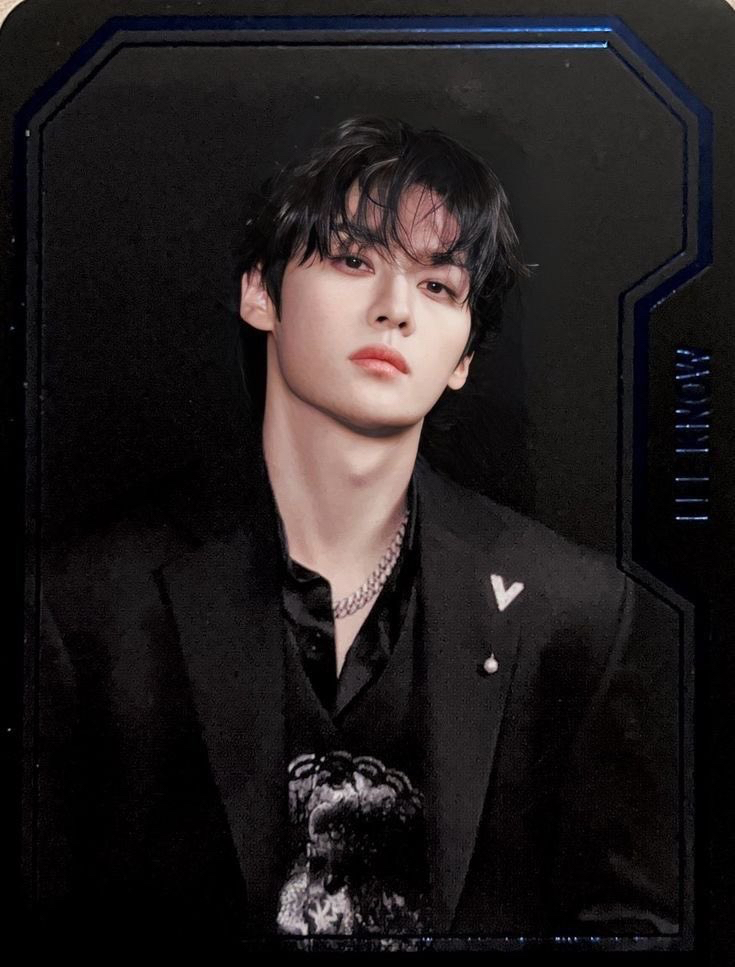 Latest photo of Lee Know (Stray Kids)