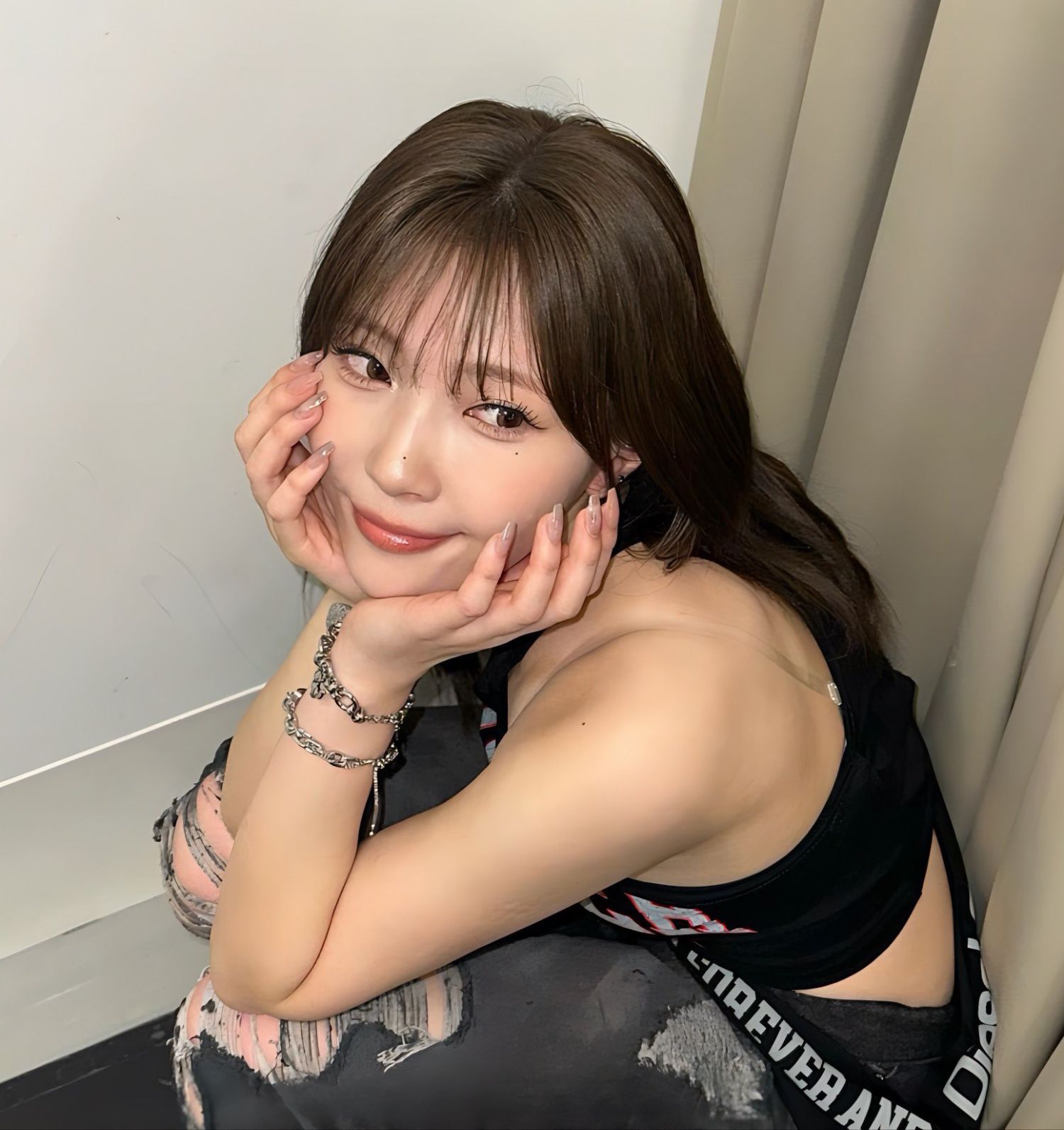 Behind-the-scenes cut of Mayuka (NiziU)