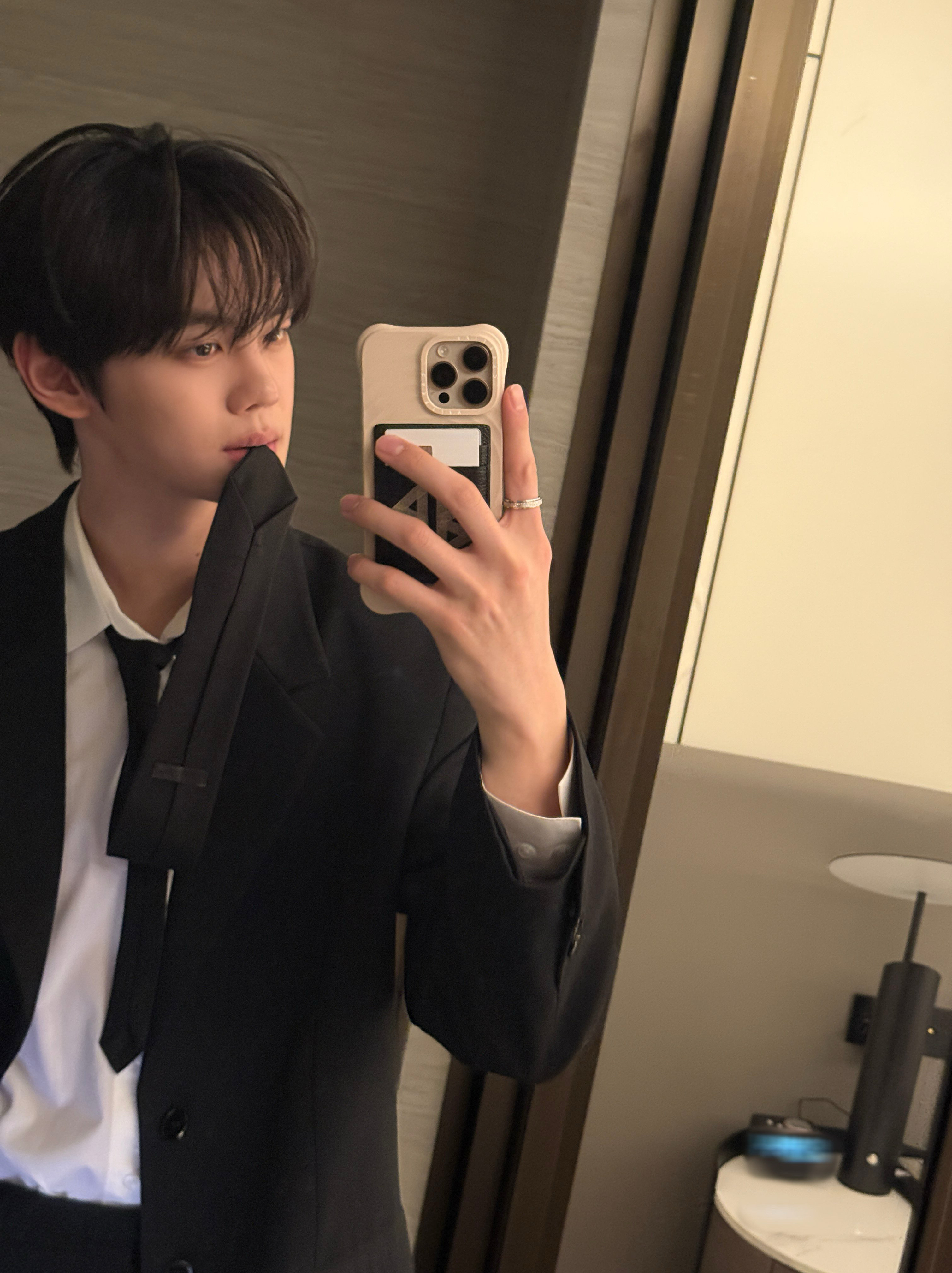 Behind-the-scenes cut of Kim Gyuvin (ZEROBASEONE)