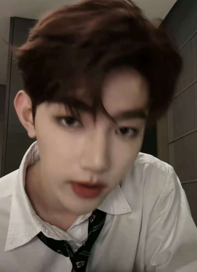 Foto aktivitas terbaru Zhang Hao (ZEROBASEONE)