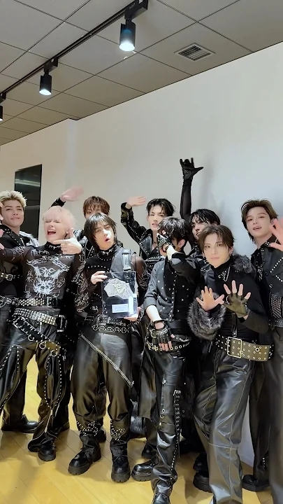 Fandom-recommended wallpaper image of &TEAM