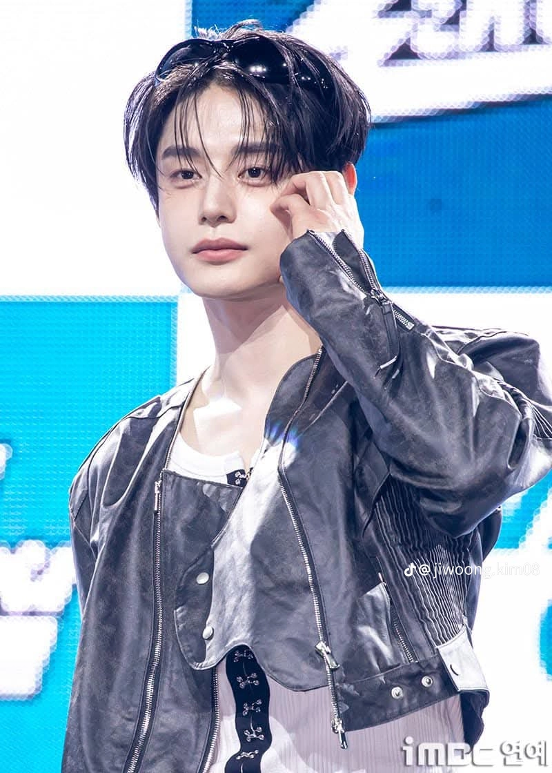 A moment captured by Kim Jiwoong (ZEROBASEONE)'s fan