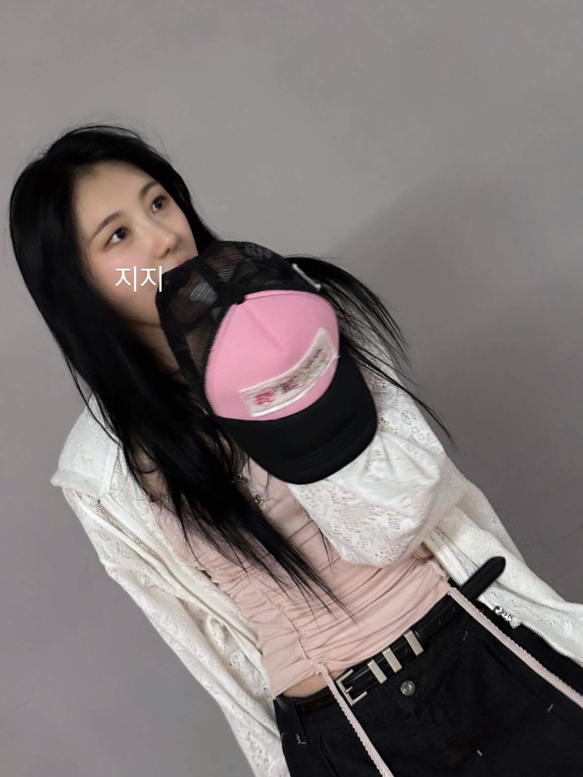 A moment captured by Lee Chaeyeon's fan