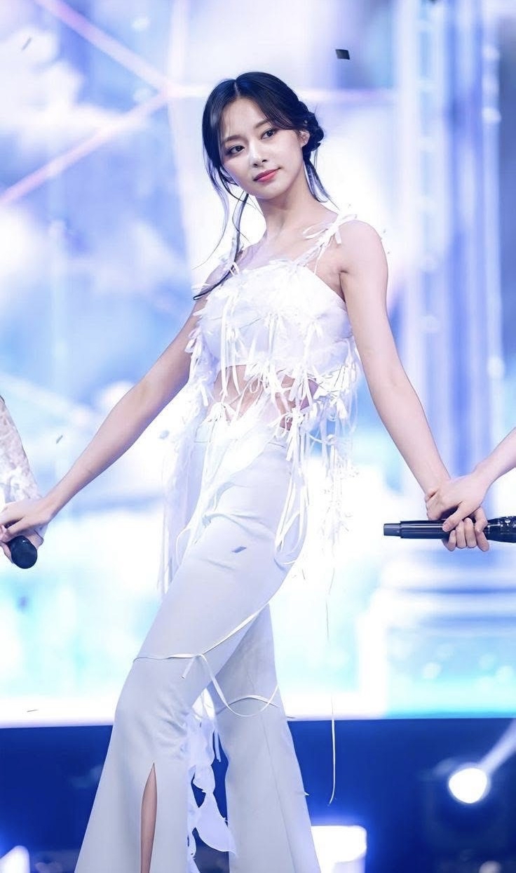 Today's most popular wallpaper in the Tzuyu (TWICE) community