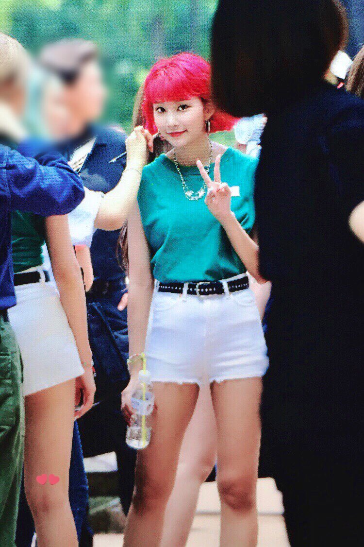 Behind-the-scenes cut of MOMOLAND