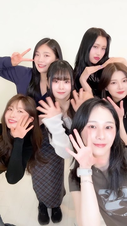Wallpaper spesial buatan penggemar EVERGLOW