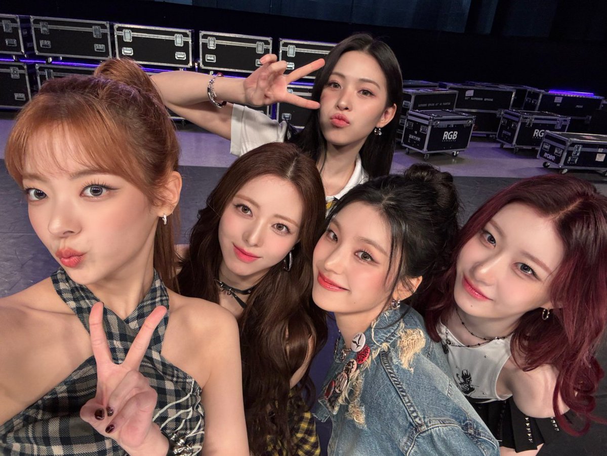 Behind-the-scenes cut of ITZY