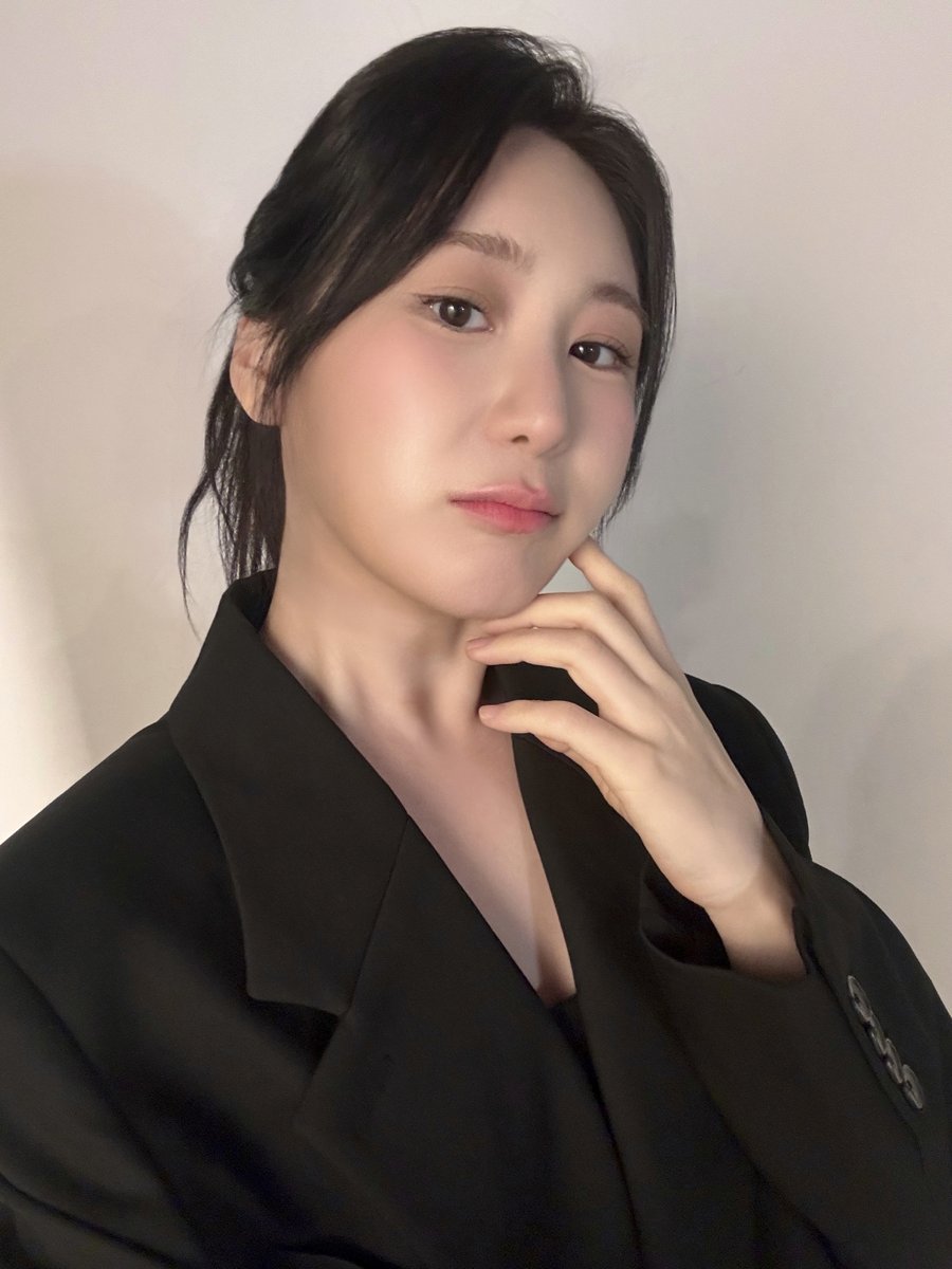 Behind-the-scenes cut of Lee Chaeyeon