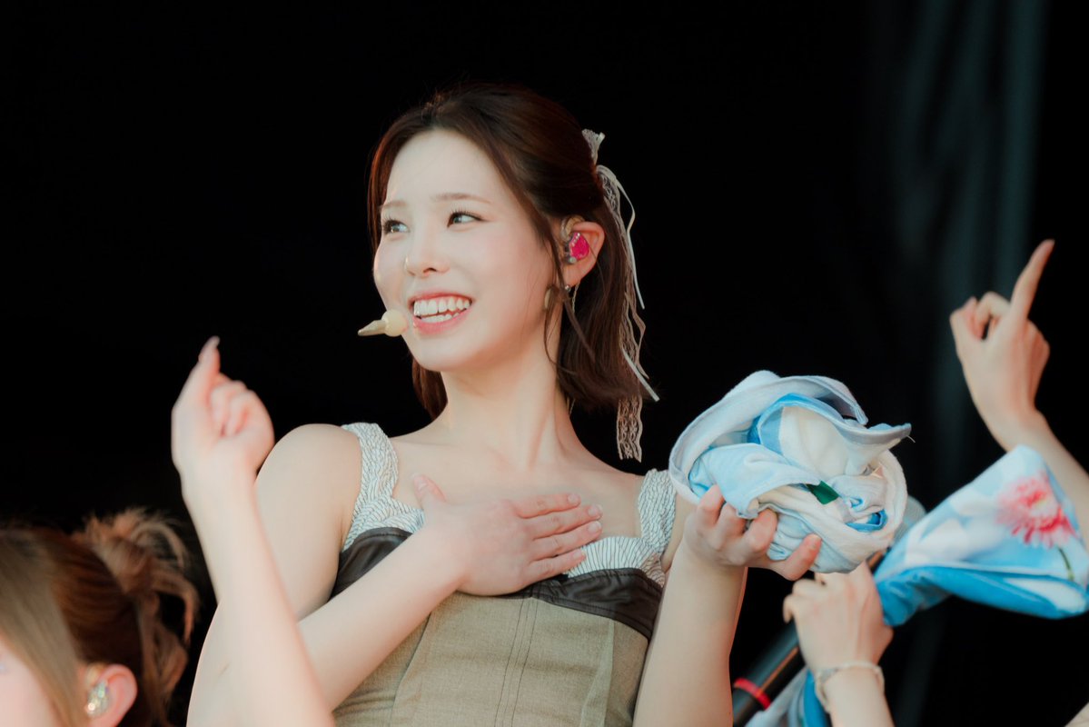 Behind-the-scenes cut of NiziU