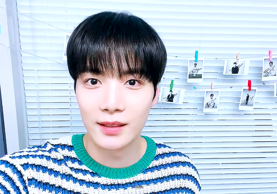 A moment captured by Kim Jonghyeon's fan