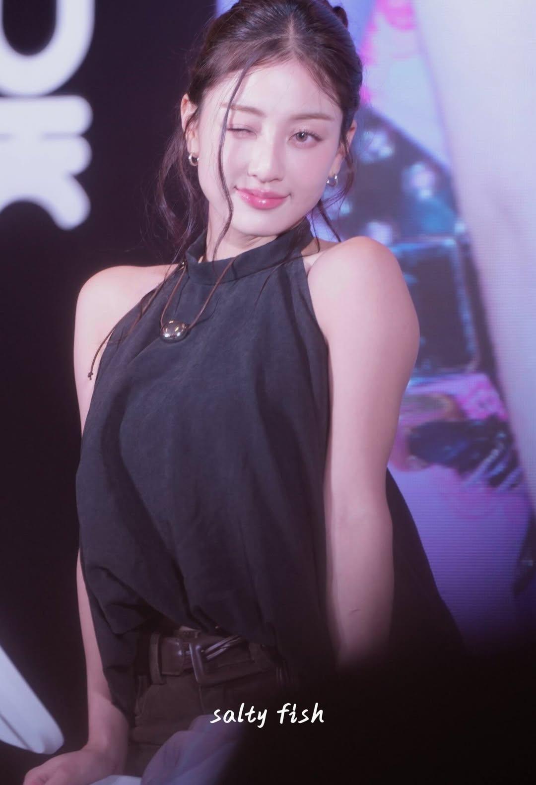 志效 (TWICE)的最新活动照片