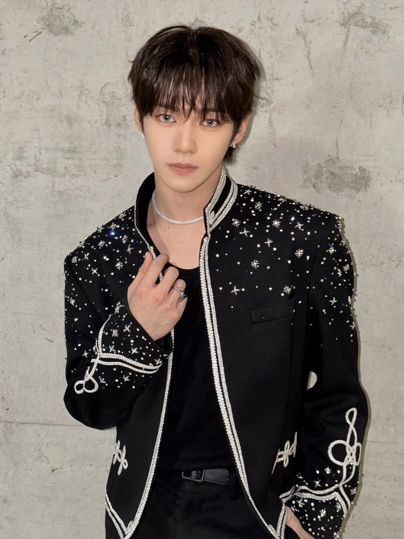 A moment captured by JL (AHOF)'s fan