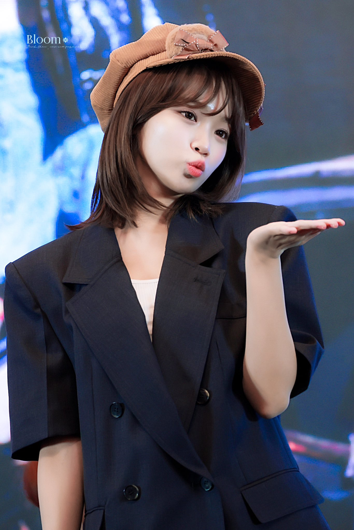 Latest photo of Kim Chaewon (LE SSERAFIM)