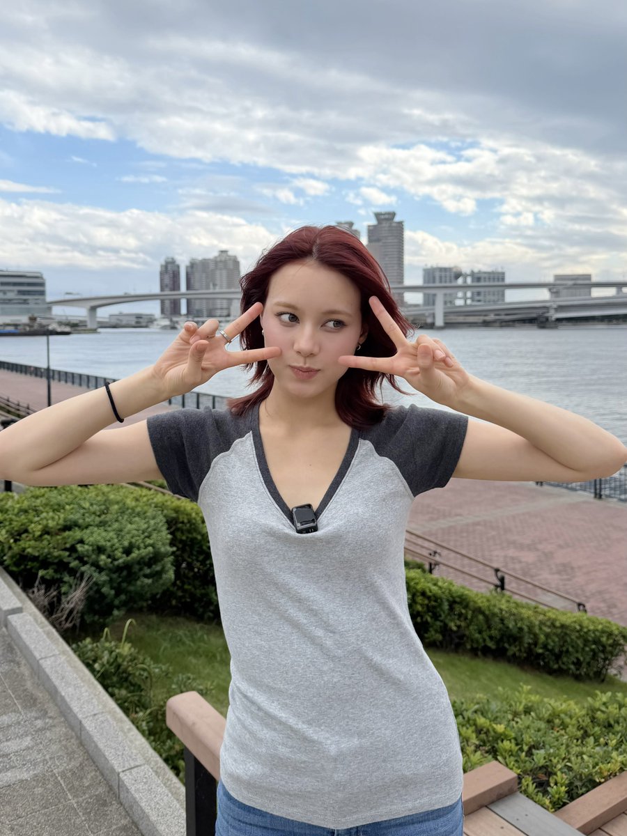 Behind-the-scenes cut of NiziU