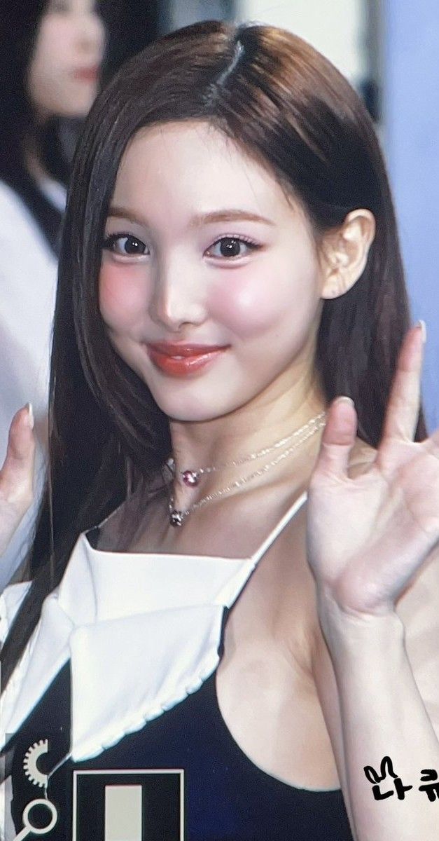 Latest photo of Nayeon (TWICE)
