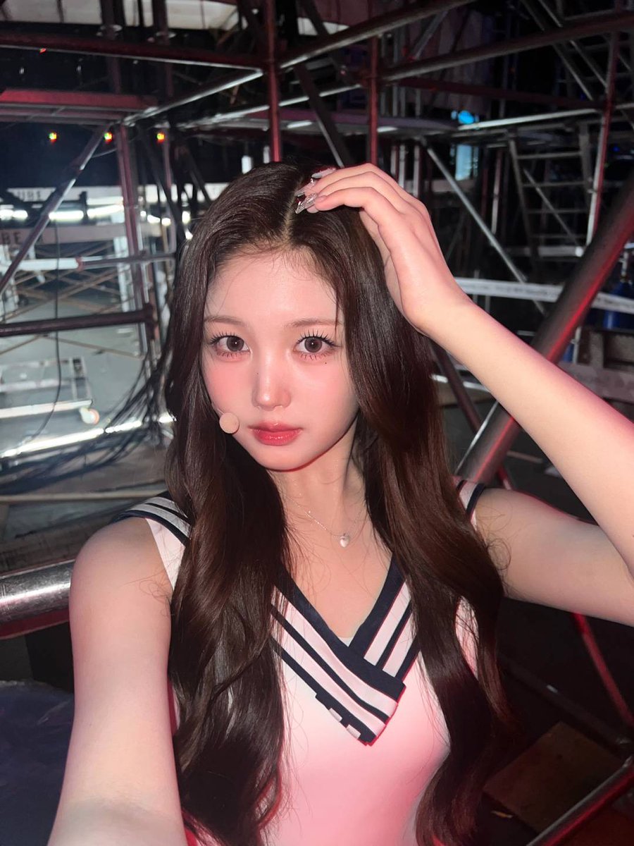Behind-the-scenes cut of tripleS