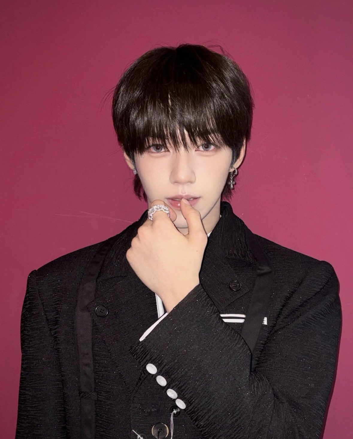 A moment captured by JL (AHOF)'s fan