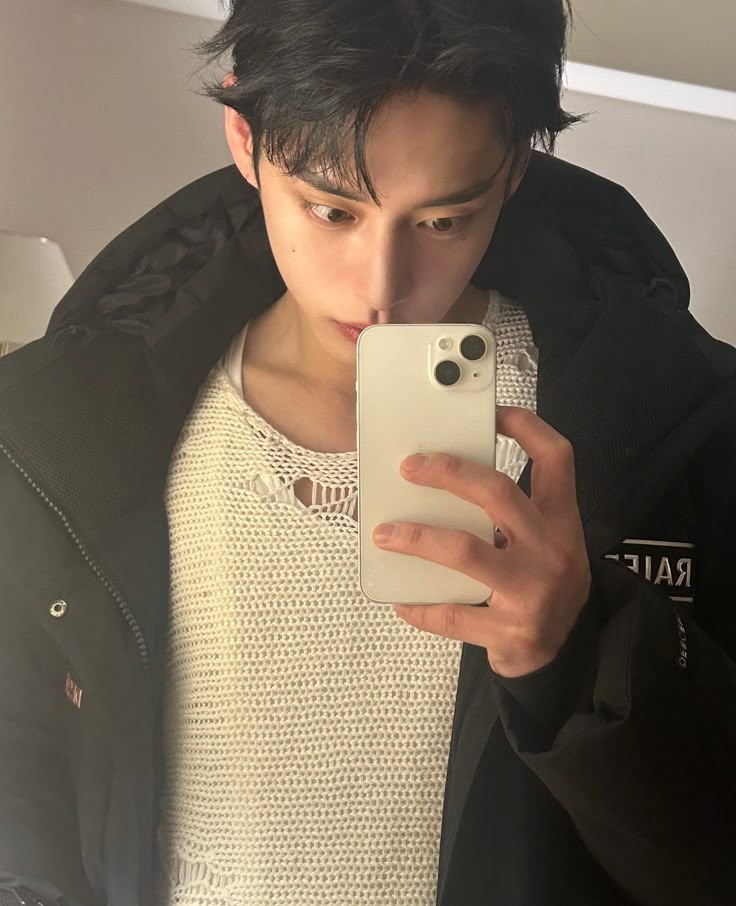 Behind-the-scenes cut of Kim Jiwoong (ZEROBASEONE)