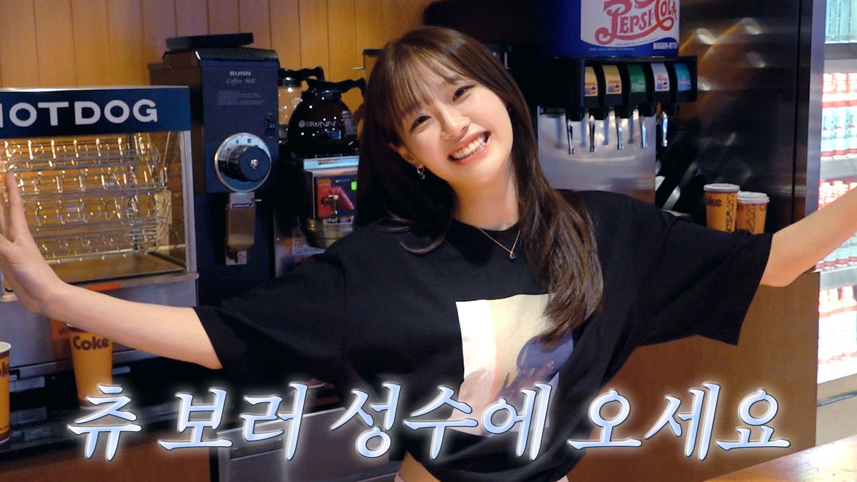 Behind-the-scenes cut of Chuu