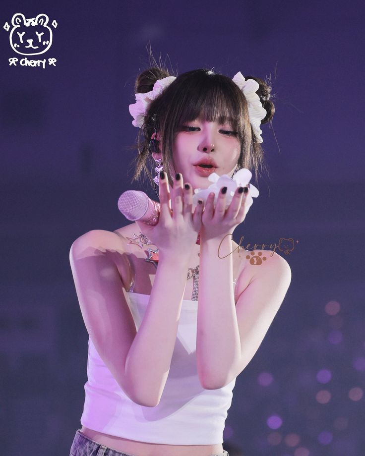 A moment captured by IVE's fan