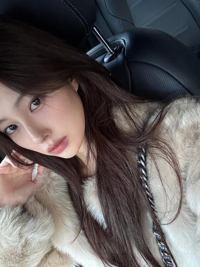 A moment captured by Kang Hyewon's fan